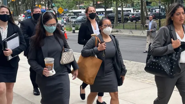 وصول فريق الادعاء إلى المحكمة في بروكلين.