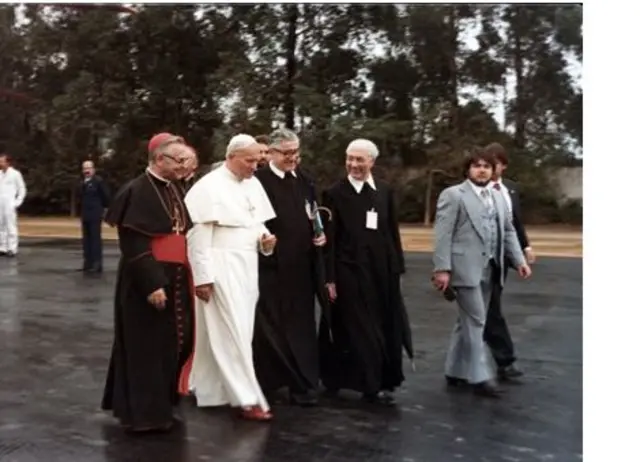 Papa João Paulo II chega ao Mosteiro São Geraldo