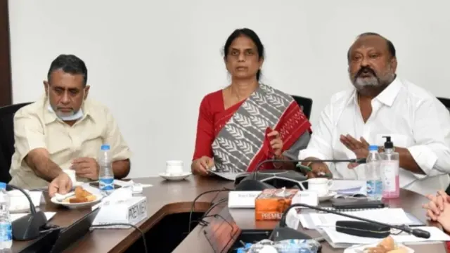 జిల్లా కలెక్టర్లు, డీఈవోలు, డీఎస్‌వోలతో వీడియో కాన్ఫరెన్స్‌లో మంత్రులు సబితా ఇంద్రారెడ్డి, గంగుల కమలాకర్