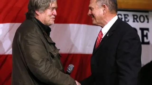 Guuldarada Roy Moore (Midig) waxay qarax ku tahay Steve Bannon (Bidix) oo olole muqaawameyn ah sameeyay