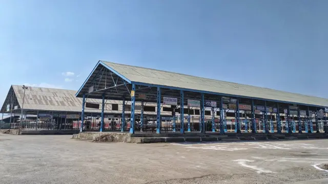 সোপোরে আপেল আর ফলের পাইকারি বাজার একেবারে সুনসান