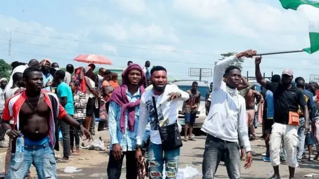 Majengo yamechomwa moto na kumeripotiwa kwa milio ya risasi katika miji mikubwa ya Nigeria