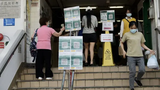 香港九龙土瓜湾街市市民扫描“安心出行”二维码进入街市（中新社图片1/11/2021）