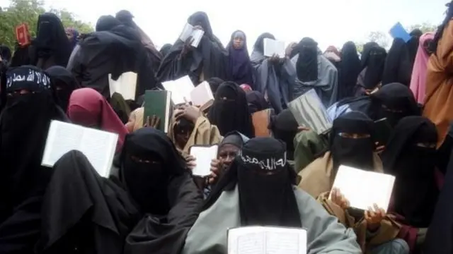 Boqolaal dumar ah oo sannadkii 2010-kii Muqdisho isugu soo baxay si ay u muujiyaan jacayla ay u qabaan Quraanka Kariimka ah