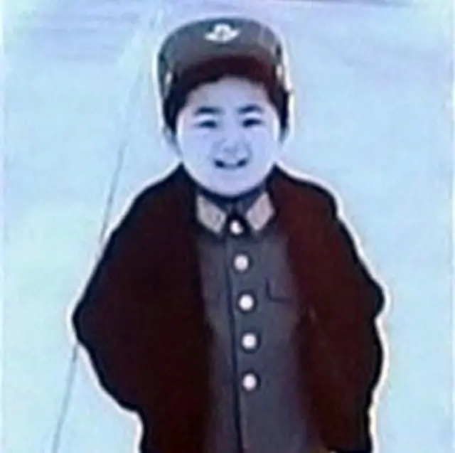 Kim Jong-un de niño con uniforme militar.