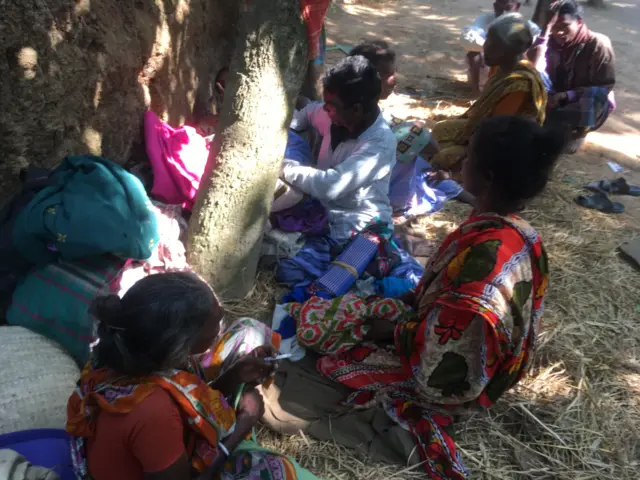 ঘরবাড়ি হারিয়ে স্থানীয় একটি গির্জার সামনে অবস্থান নিয়েছে সাঁওতালরা