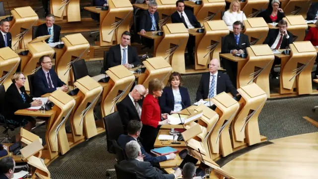 स्कॉटलैंड की संसद को संबोधित करतीं वहां की फर्स्ट मिनिस्टर निकोला स्टर्जन