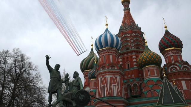 Штурмовики Су-25 завершают репетицию воздушной части парада, посвященного 75-й годовщине победы в Великой Отечественной войне