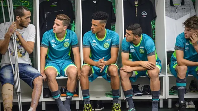 jugadores de Chapecoense conversando con el sobreviviente Helio Neto.