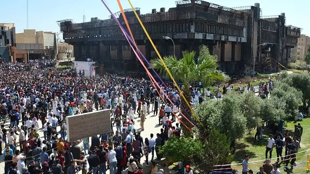 Estudantes se reúnem para festa na universidade