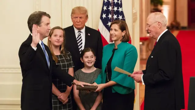 O juiz Anthony Kennedy (à dir.), que se aposentou da Suprema Corte, e seu substituto, Brett Kavanaugh, na foto ao lado da mulher (Ashley) e das filhas (Liza e Margaret),sp esportes betcerimôniasp esportes betposse com a presença do presidente Donald Trump