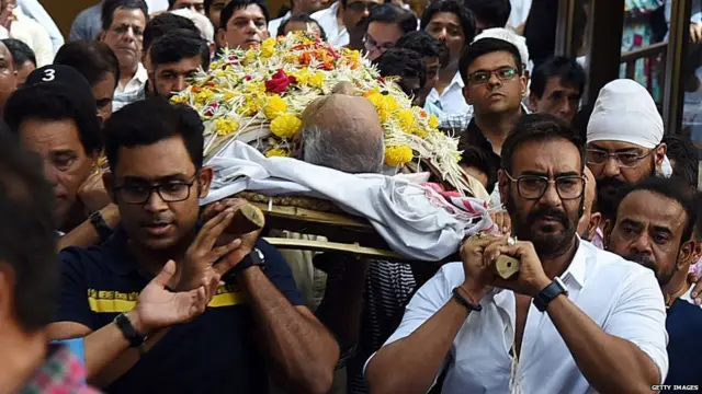 पिता की अर्थी ले जाते अजय देवगन