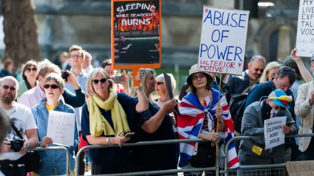 সুপ্রিম কোর্টের বাইরে ব্রেক্সিট বিরোধীদের বিক্ষোভ