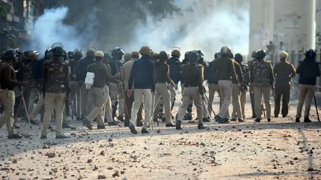 সংঘর্ষ থামানোর চেষ্টায় বিশাল পুলিশ বাহিনী