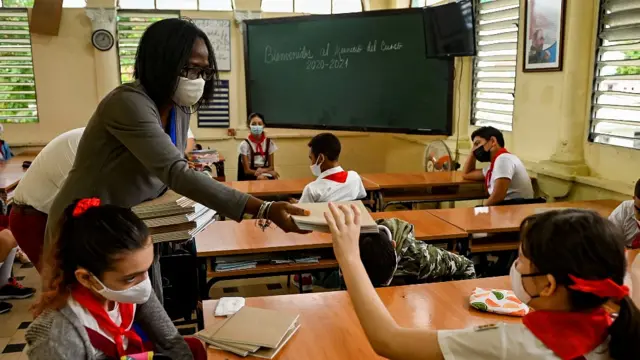 Maestra en una escuela en América Latina