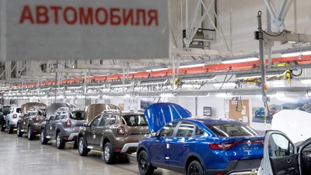 Automóviles en una planta de Renault en Rusia