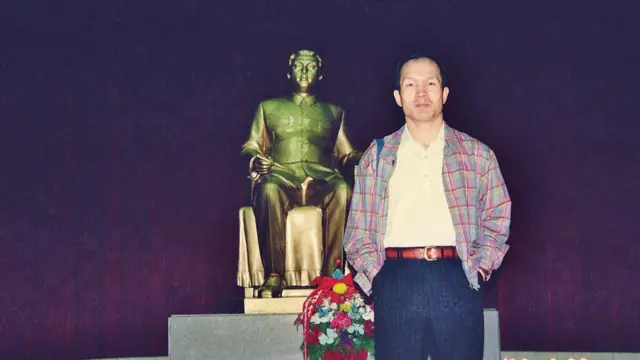 Parkpé na frenteuma estátuaKim Jong-ilPyongyang1997