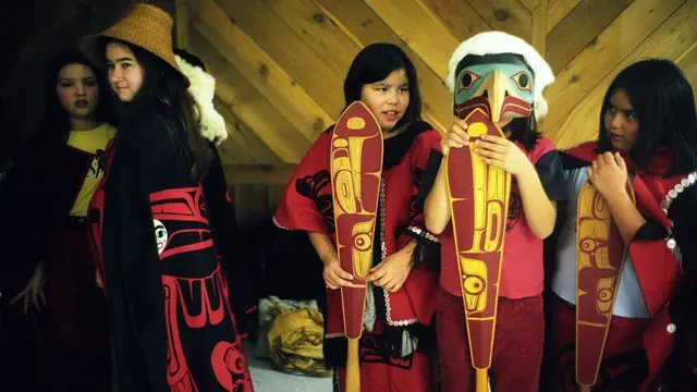 Niños con indumentaria típica haida.