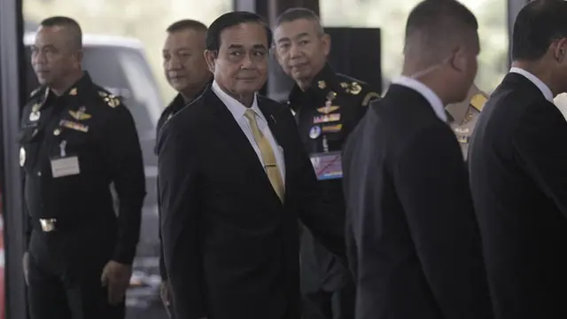 ผู้บัญชาการเหล่าทัพรอต้อนรับ พล.อ. ประยุทธ์