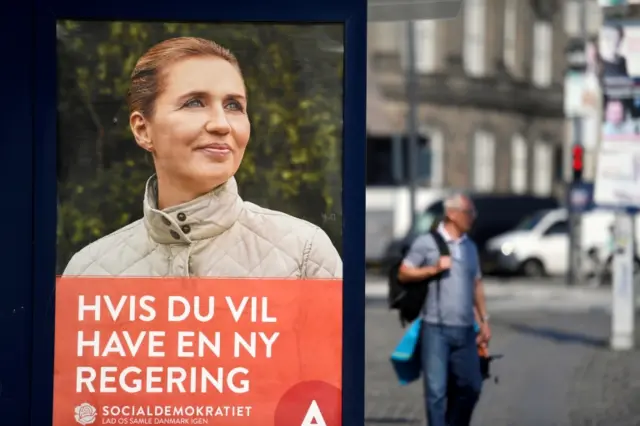 Cartaz eleitoral mostra principal Mette Frederiksen, durante as eleições gerais dinamarquesash2bet valor mínimo de saqueCopenhague