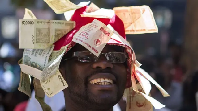 Протестующий в Зимбабве