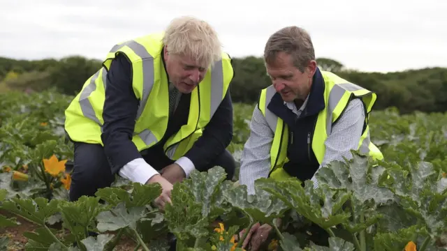 Mantan PM Boris Johnson di Southern England Farms dalam rangka peluncuran Food Strategy di Cornwall 13/06/2022.