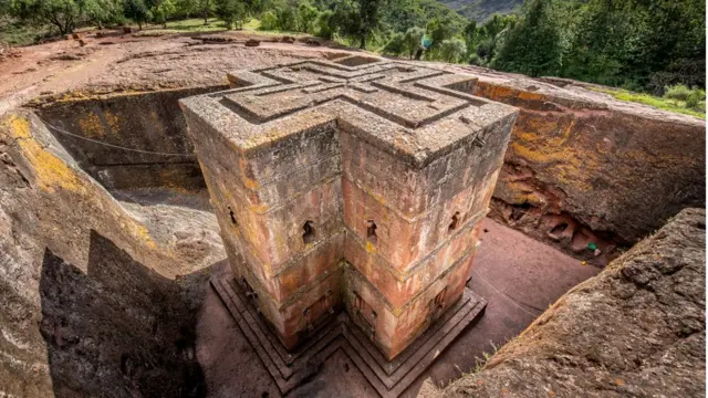 Церковь составляет каменный монолит с окружающей скалой