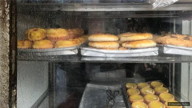 冰室傳統上會在櫥窗裏為商品做廣告,比如這些在海安咖啡室出售的點心。