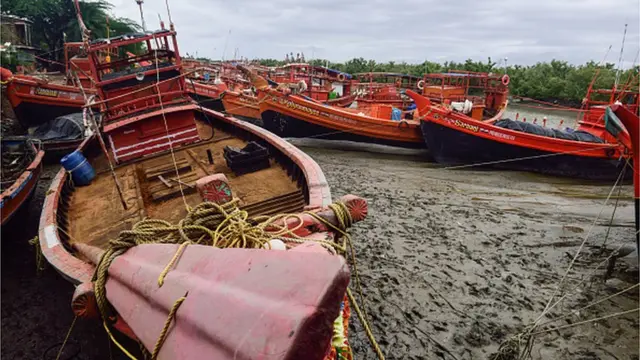 పశ్చిమబెంగాల్ తీరంలో బోట్లు