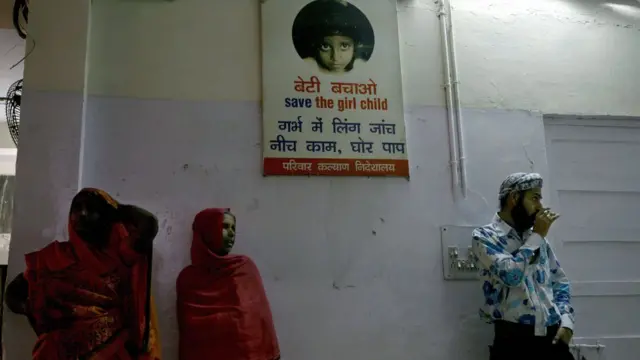 দিল্লির এক হাসপাতালের পোস্টারে কন্যা শিশুকে বাঁচানোর আহ্বান।