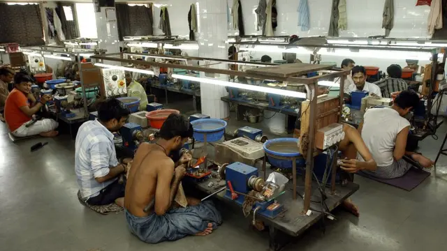 સુરત ડાયમંડ ફેક્ટરીમાં કામ કરતા કર્મચારીઓ