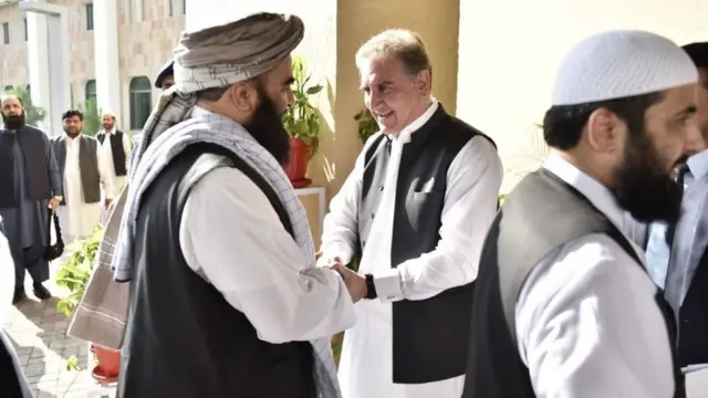 তালেবানের একটি প্রতিনিধিদলকে ইসলামাবাদে অভ্যর্থনা জানাচ্ছেন পাকিস্তানের পররাষ্ট্রমন্ত্রী শাহ মেহমুদ কোরেশি -অক্টোবর ৩, ২০১৯