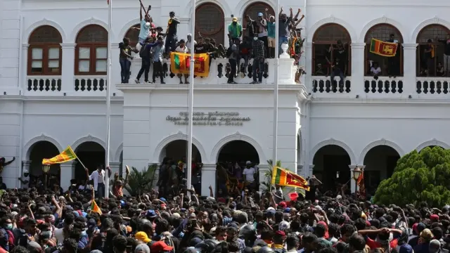 Los manifestantes celebran después de irrumpir en la oficina del Primer Ministro en Colombo, Sri Lanka, el 13 de julio de 2022.
