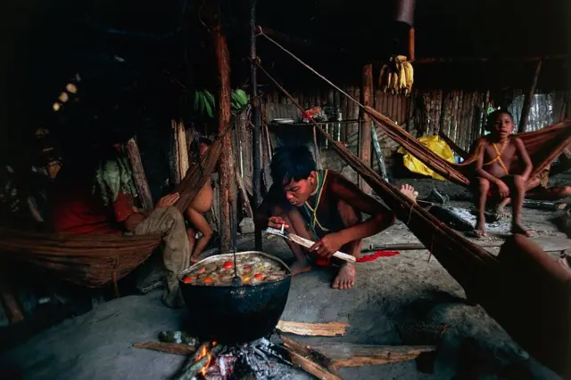 Yanomami cozinhando