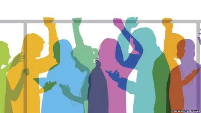 મોબાઇલ ફોન વાપરતા લોકોની સાંકેતિક તસવીર