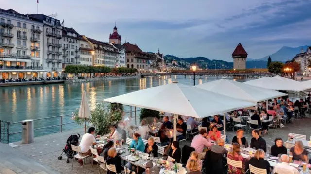 سويسريون في أحد المطاعم بالقرب من النهر