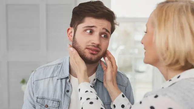 شاب وامرأة