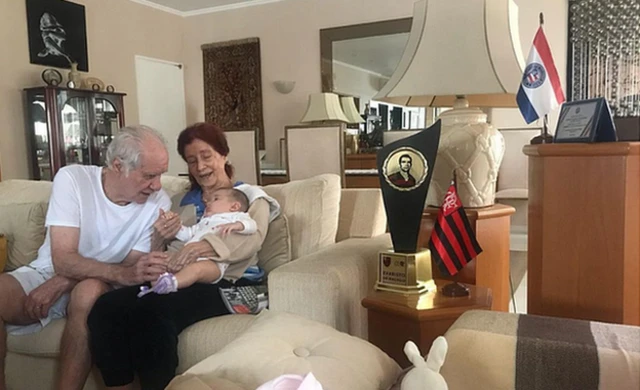 Evaristo de Macedo with his wife and granddaughter