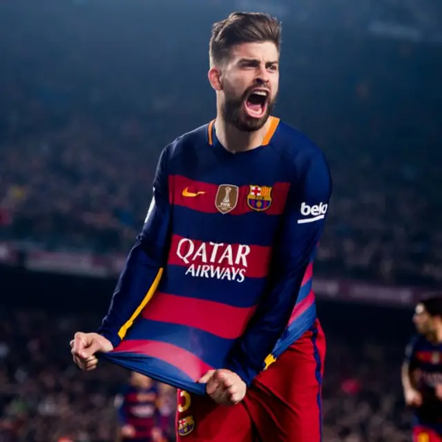 Piqué celebra un gol con el Barcelona.
