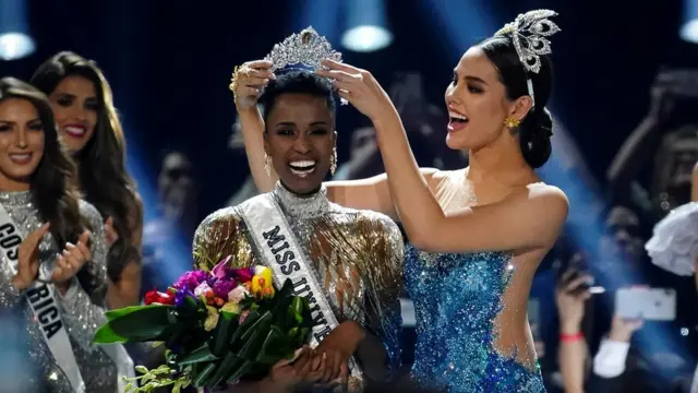 Zozibini Tunzi being crowned