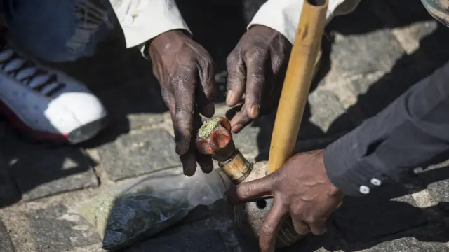 Wanaume wakijiandaa kuvuta bangi Afrika Kusini