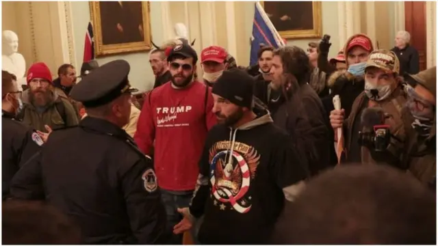 Manifestantes trumpistas dentro do Capitólio