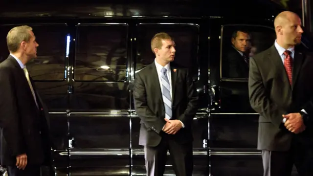 Охрана около автомобиля Клинтон после ее встречи с премьер-министром Израиля Беньямином Нетаньяху