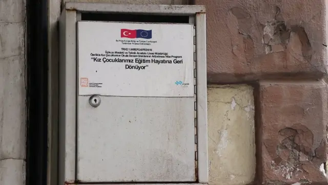 Muhtarlık bürosu dışına asılan dilek kutusu