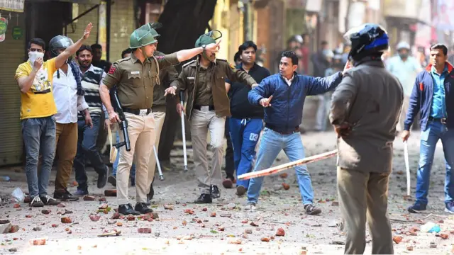 সংঘাত থামাতে পুলিশের ভূমিকা নিয়ে পরস্পরবিরোধী বক্তব্য পাওয়া যাচ্ছে