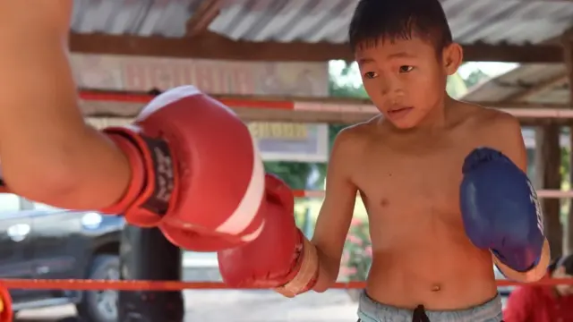 ภัทรชัยกำลังต่อยมวย