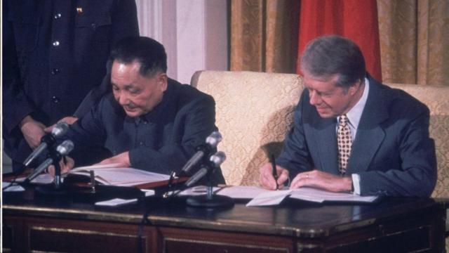 邓小平（左）与卡特签署文件，中华人民共和国与美国正式建交