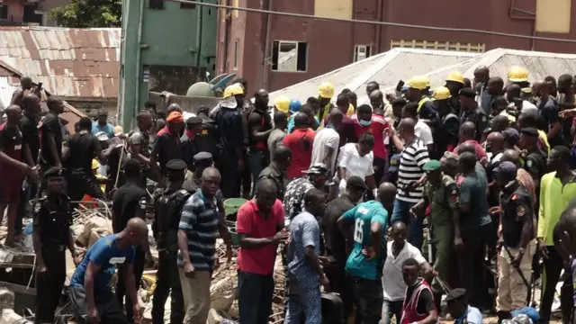 Ndị gbatagbata na-azọ ndị merụrụ ahụ ebe ụlọ dara na Legọs