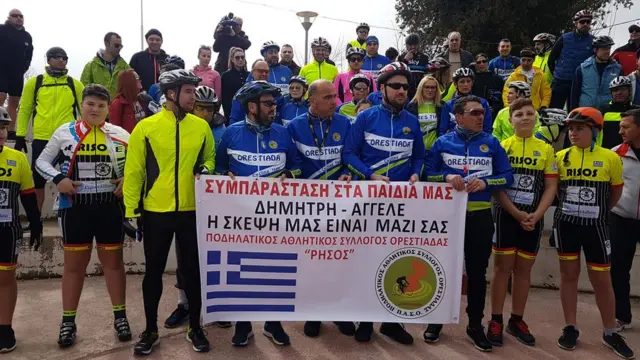 Kastanies Bisiklet Kulübü "Dimitros, Aggelos aklımız sizde" yazılı pankart açtı.