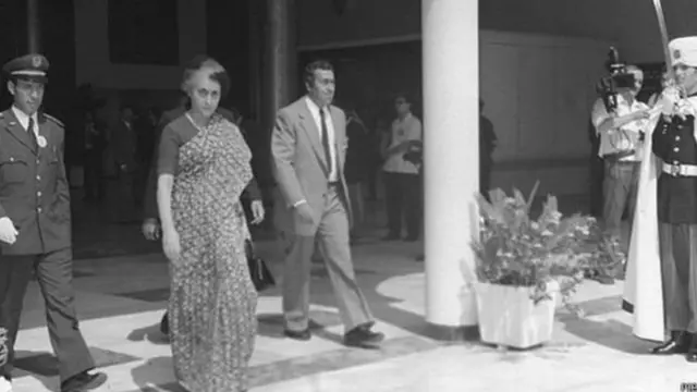 Sonia Gandhi waxay ku qortay buuggeeda 'Rajiv' in Indira Gandhi ay ku caawisay raadinta daawada